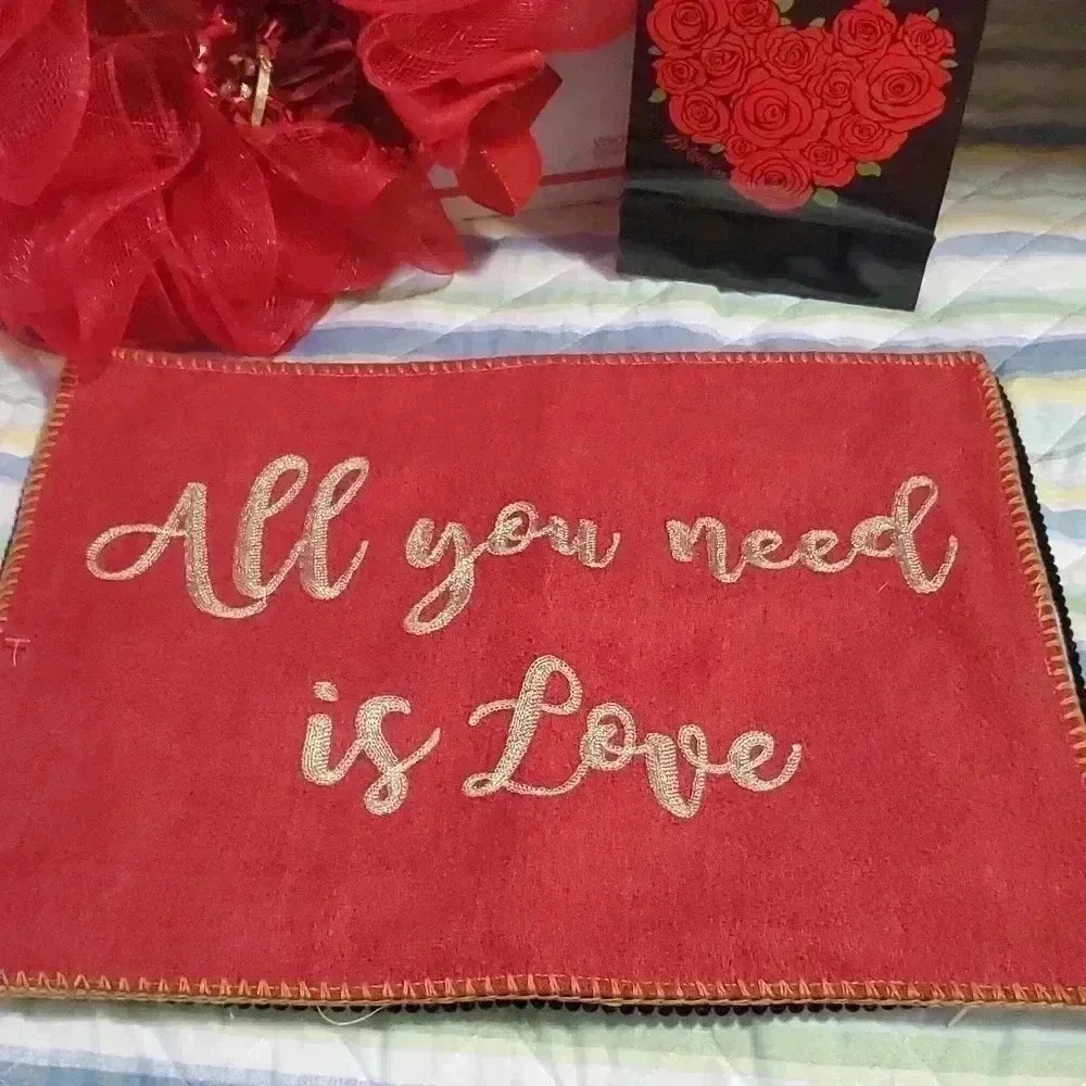 2 pillow covers (not the same)
